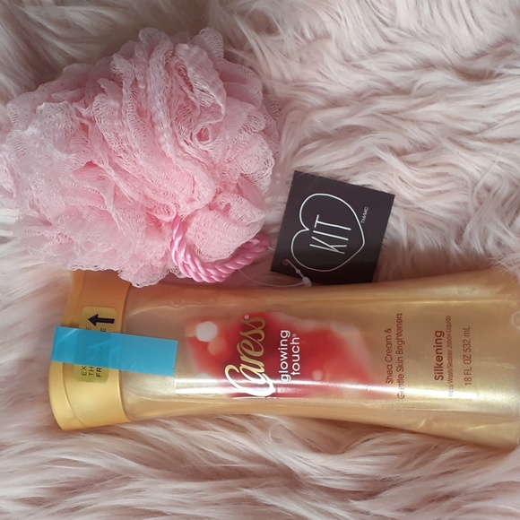 RARE!! Brand New DISCONTINUED CARESS GLOWING TOUCH BODY WASH & POOF- 2 CT. - Picture 1 of 2